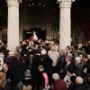 Zeci de oameni s-au îmbrâncit pe scările bisericii la înmormântarea Mioarei Roman. Motivul pentru care și-au pierdut răbdarea