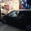 VIDEO Accident spectaculos în Ploieşti: Un autoturism lovit de altă maşină a fost proiectat în vitrina unei patiserii
