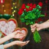 Cum menții florile de Ziua Îndrăgostiților proaspete mai mult timp. Truc cu zahăr și monede