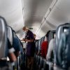 De ce stewardesele își țin mâinile sub coapse când stau pe scaun în avion. Motivul e surprinzător