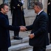 Gestul făcut de Iohannis, la Paris, faţă de Emmanuel Macron. Fotografii au fost pe fază, cum l-au surprins pe preşedintele României