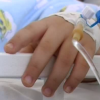 Copii cu cancer: Pe lângă diagnostic, nu-și pot începe tratamentele din cauza lipsei de fonduri