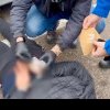 VIDEO: Percheziție DIICOT Bacău la doi frați traficanți de droguri. Unul dintre bărbați a fost prins în flagrant delict