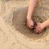O fetiță de 5 ani murit după ce a fost înghițită de groapa pe care a săpat-o în nisip, pe o plajă din SUA