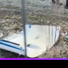 VIDEO O bucată dintr-un avion care zbura deasupra județului Mureș a căzut în curtea unei grădinițe
