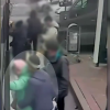 VIDEO. Un bărbat a fost prins de polițiști în timp ce fura telefonul unei femei când urca în autobuz. Toată scena a fost filmată