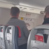 VIDEO Un pasager din SUA a încercat să deschidă uşa unui avion în timpul zborului, la 8.000 de metri altitudine