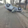 Accident pe o stradă din Bălţi: Un şofer a ajuns cu maşina într-un copac, apoi s-a răsturnat