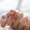 Bebeluşi încurcaţi la o maternitate din România: Una dintre mamele externate şi-a dat seama de greşeală când a ajuns acasă