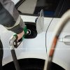 Început de primăvară cu ușoare ieftiniri la pompă: Cât vor achita mâine şoferii pentru carburanţi