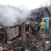 O casă, mistuită de flăcări la Sîngerei: Proprietarul, transportat la spital cu arsuri