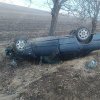 O șoferiță a pierdut controlul asupra volanului, la Grigoriopol: Mașina ei a intrat într-un copac, apoi s-a răsturnat