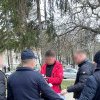 Un polițist, reținut după ce ar fi cerut 800 de euro de la un șofer: Bărbatul a intrat cu mașina în pilonul unui afacerist