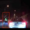 (video) Cu permisul anulat și BMW-ul în viteză: Un șofer, reținut pentru tentativă de omor după ce mai nu a strivit un polițist. Momentul, surprins de camere