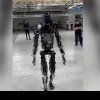 (video) Elon Musk l-a scos la plimbare pe Optimus, robotul umanoid al Tesla. Gestul a stârnit val de reacții: „Merge mai bine decât Joe Biden”