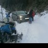 Turiști salvați de jandarmii montani din Șugag, după ce au rămas înzăpeziți cu autoturismul în apropiere de Poarta Raiului