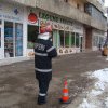 Intervenție la înălțime a pompierilor din Baia Mare pentru a da jos tencuiala care stătea să cadă de pe un bloc