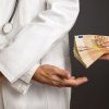 Primul medic român care a recunoscut că şi-a făcut averea din şpăgi a fost condamnat