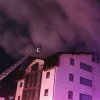 Incendiu la o pensiune din stațiunea Călimănești! Un angajat care se afla la mansardă este căutat de pompieri.