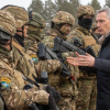 Șeful NATO cere europenilor să majoreze producția de arme. Avertismentul lui Jens Stoltenberg: confruntarea cu Rusia „ar putea dura zeci de ani”.