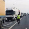 Coloană de camioane de trei kilometri înainte de PTF Nădlac II. Se aşteaptă două ore la ieşire