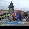 Ucrainenii le-au oferit românilor prăjituri la un miting, în Arad, de comemorare a împlinirii celor doi ani de război