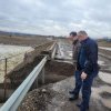 (FOTO) Suceava: Prefectul anunţă începerea lucrărilor de remediere a avariilor la podul provizoriu de la Milişăuţi