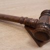 Galaţi: Curtea de Apel păstrează controlul judiciar în cazul mătuşii şi unchiului fetiţei omorâte în bătaie de mamă