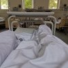 Vaslui: Doi angajaţi de la Spitalul Bârlad filmaţi când bruscau un pacient, sancţionaţi cu desfacerea contractului de muncă