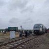 Mecanicul unei locomotive, rănit după ce a lovit un camion. Trenul Craiova – Pitești a fost retras, iar pasagerii vor fi preluaţi de următorul tren