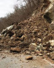 Trafic blocat pe un sens pe DN 18 Moisei- Cârlibaba din cauza unei alunecări de teren, vegetația a căzut pe carosabil de pe versant