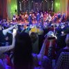 Direcția 5, spectacol în sute de lumini cu Filarmonica Botoșani: Tatăl a preluat bagheta de la fiul său, ”Prințesa rock n roll” a cântat într-un picior – VIDEO & GALERIE FOTO
