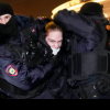 Azi noapte a fost nebunie în Moscova: jurnaliști și protestari arestați pe străzi. Revoltă după moartea lui Navalnîi