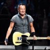 Bruce Springsteen şi alte vedete din lumea muzicii i-au adus vineri un omagiu rockerului Jon Bon Jovi, la o strângere de fonduri