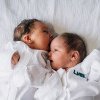 Când viața bate filmul: Cum s-au regăsit doi gemeni despărțiți la naștere