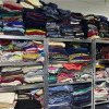 Hunedoara: 1.700 de tone de haine şi încălţăminte uzate, importate ca deşeuri, blocate la vânzare în Valea Jiului