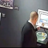 Imagini ireale: un agent de securitate a fost pus să păzească o operă de artă, dar el a încercat s-o mănânce - Video