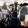 Imagini șocante: Un pasager a încercat să deschidă uşa unui avion în timpul zborului