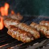 Istoria incredibilă a celui mai popular preparat la grătar din România: Unde s-au vândut prima oară micii