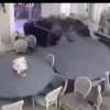 Momentul în care un șofer intră din greșeală cu maşina într-un restaurant din Băile Herculane - VIDEO