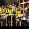 Protest AUR cu dric, sicriu și cruci în fața Guvernului (video)