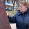 VIDEO | Imagini șocante - Ieșenii se închină și distrug un monument din centrul orașului: Ies șerpi din gâtul lui