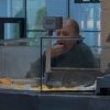 VIDEO | Imagini șocante: O angajată a unui celebru restaurant gustă din mâncarea clienților: Inspectorii ANPC au descins imediat în local