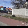 FOTO ȘTIREA TA. Cabluri uitate pe carosabil, după lucrări, pe o stradă din Alba Iulia: ”pericol pentru pietoni și bicicliști”