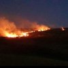 Incendiu de vegetație la Râmeț. Pompierii și voluntarii se luptă cu flăcările