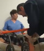 VIDEO. Imagini revoltătoare. Bărbat legat de patul de spital de un paznic, în Brăila. Infirmieră: „Trebuia să vă ducă la nebuni!“