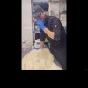 VIDEO. Un angajat al unei pizzerii celebre, filmat cum și-a băgat degetul în nas și apoi în aluat