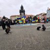 Pe ploaie, în Piaţa Avram Iancu, cântând „Încă nu a murit Ucraina, nici gloria, nici libertatea”
