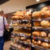 [BREAKFAST] Gândaci filmaţi pe raftul cu pâine, într-un magazin din Bucureşti. „Întregul raion va fi închis”
