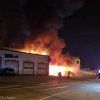 Service auto din Piteşti, distrus de un incendiu; două autoturisme au fost avariate